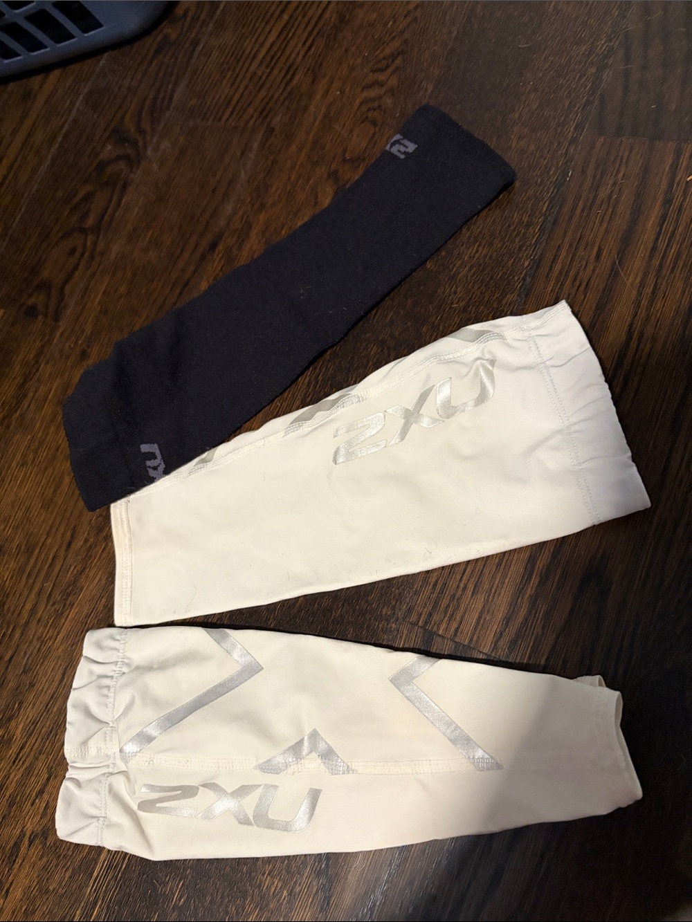 2XU Arm Sleeves - White and Black